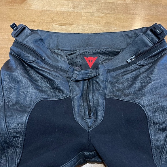 Dainese 2 piece leather suit with minimal use - Picture 8 of 16